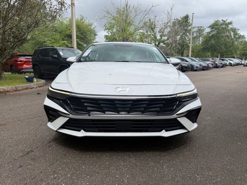 Used 2025 Hyundai Elantra SEL image 2