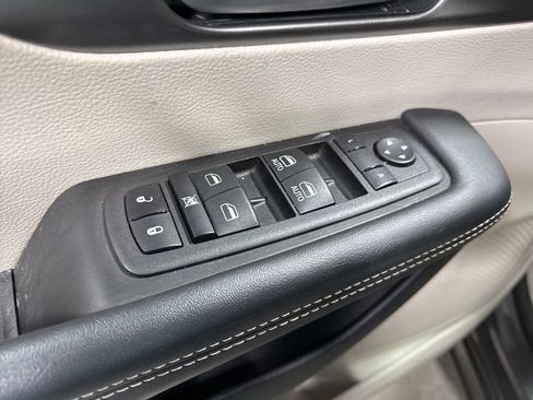 Used 2023 Chrysler Pacifica Touring-L image 17