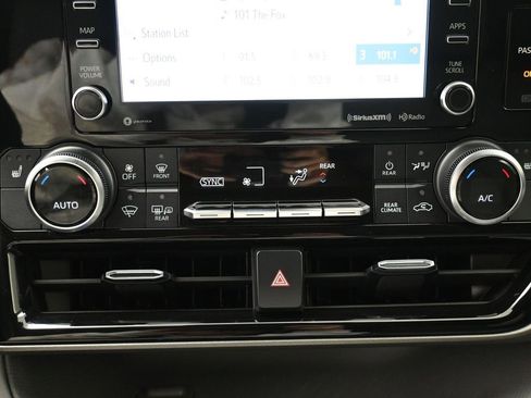 Used 2021 Toyota Highlander XLE image 22