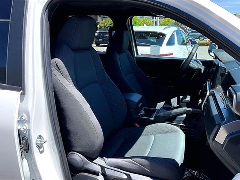 Certified 2025 Toyota Tacoma SR5 w/ SR5 Upgrade Package AWD/4WD image 29