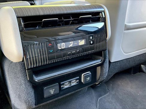 Used 2024 Jeep Wagoneer Series II w/ Flexible Seating Group image 21