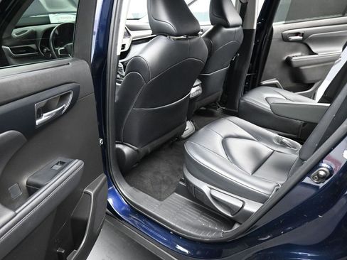 Used 2023 Toyota Highlander XLE image 23