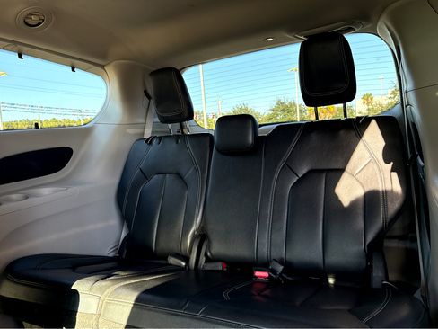 Used 2022 Chrysler Pacifica Touring-L image 21