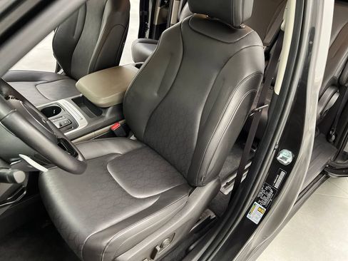 Used 2026 Kia Carnival LXS FWD image 11
