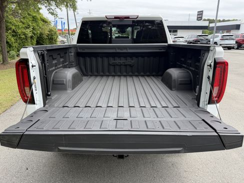 Used 2024 GMC Sierra 1500 AT4 w/ Technology Package AWD/4WD image 4