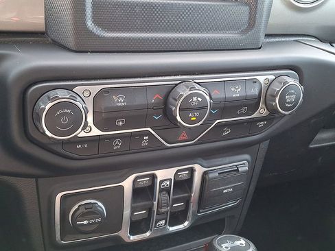 Used 2019 Jeep Wrangler Unlimited Sahara AWD/4WD image 17