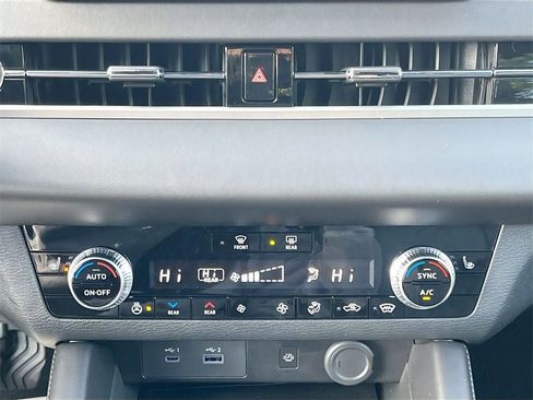 New 2025 Mitsubishi Outlander Base image 18