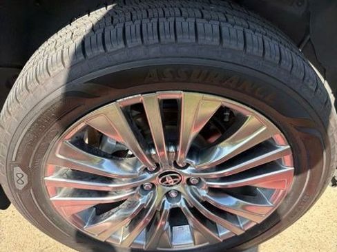 Used 2021 Toyota Venza XLE w/ Softex Package AWD/4WD image 6