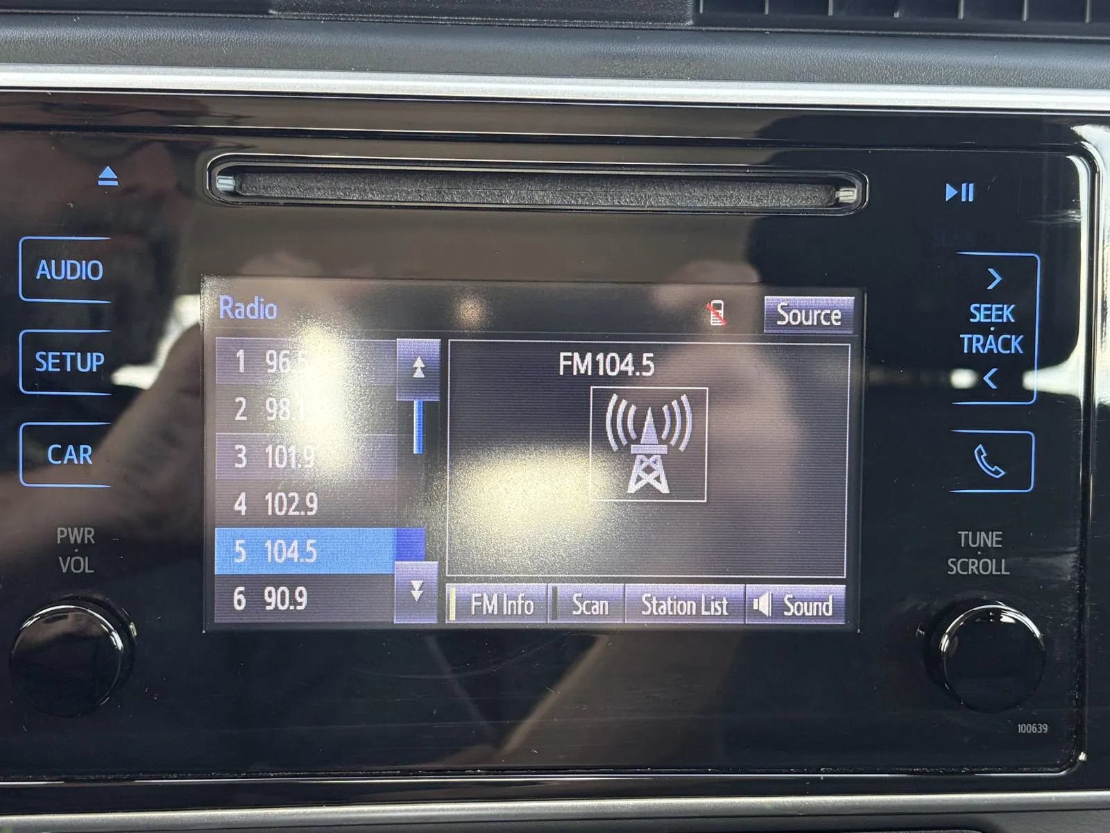 Used 2018 Toyota Corolla LE FWD image 19