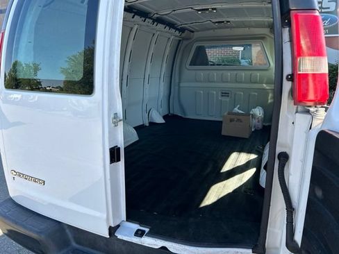 Used 2017 Chevrolet Express 2500 RWD image 4