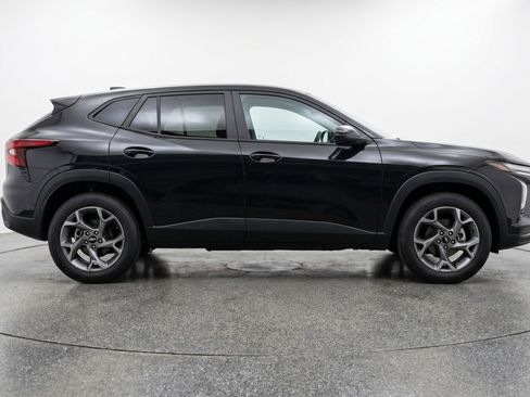 Used 2025 Chevrolet Trax LT FWD image 11