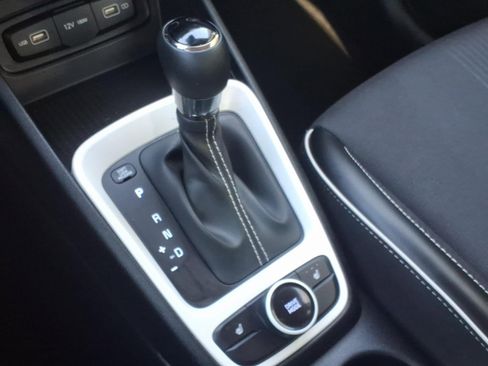 Used 2022 Hyundai Venue Limited FWD image 28