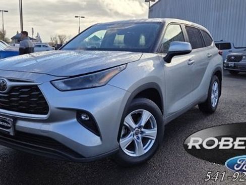 Used 2024 Toyota Highlander LE image 1