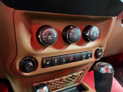 Used 2011 Jeep Wrangler Unlimited Sahara w/ Connectivity Group AWD/4WD image 31