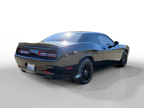 Used 2019 Dodge Challenger SXT image 5