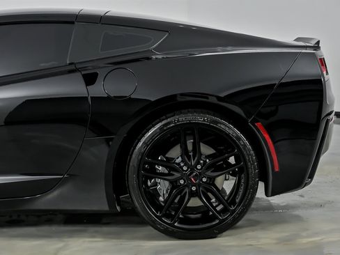 Used 2019 Chevrolet Corvette Stingray Coupe w/ 1LT RWD image 9