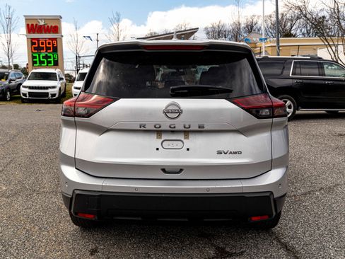 Used 2024 Nissan Rogue SV image 5