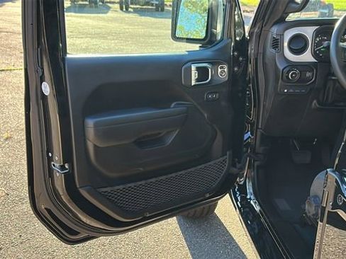 Used 2024 Jeep Wrangler Unlimited w/ Convenience Group image 9