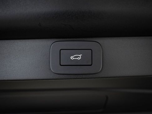 New 2026 Land Rover Range Rover SV image 18