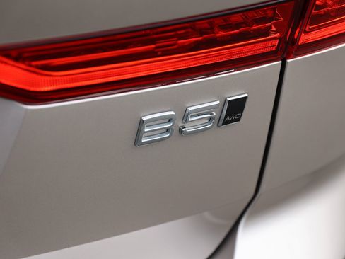 Used 2025 Volvo XC60 B5 Core image 10