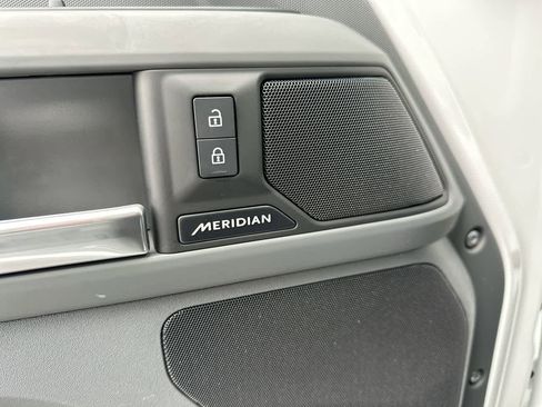 Used 2025 Land Rover Defender 90 S image 32