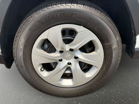 Used 2022 Toyota RAV4 LE FWD image 11