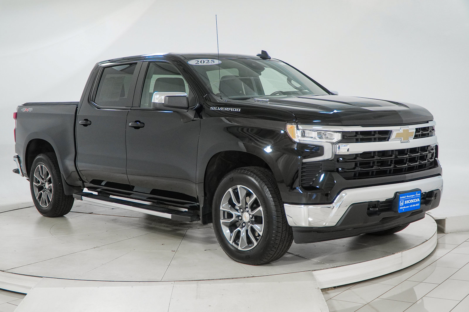 Used 2025 Chevrolet Silverado 1500 LT AWD/4WD image 15