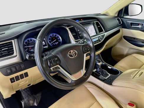 Used 2019 Toyota Highlander XLE AWD/4WD image 19