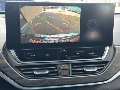 Used 2023 Nissan Altima 2.5 SV w/ SV Premium Package image 19