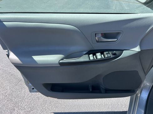 Used 2015 Toyota Sienna LE image 3