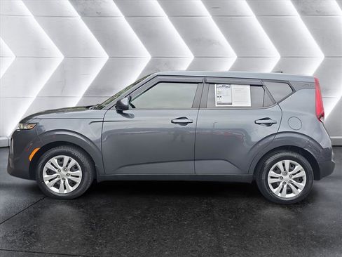 Used 2022 Kia Soul LX image 2