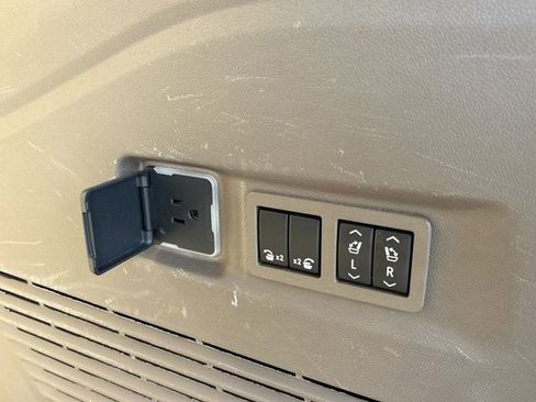 Used 2023 GMC Yukon XL Denali image 8