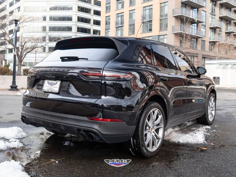 Used 2022 Porsche Cayenne Platinum Edition image 7