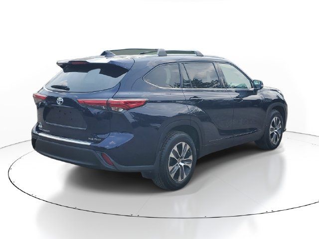 Used 2022 Toyota Highlander XLE AWD/4WD image 4