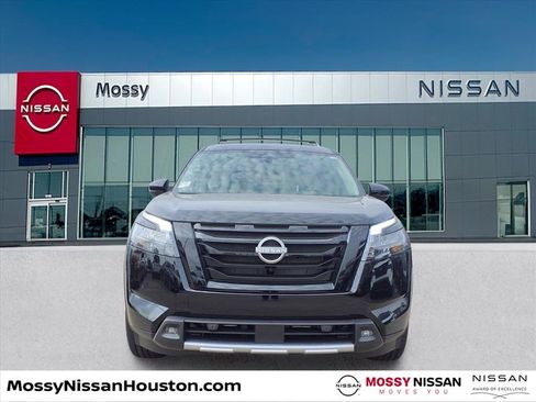 New 2025 Nissan Pathfinder SL image 3