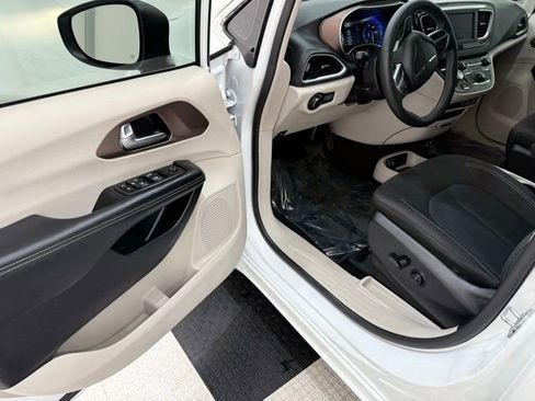 Used 2023 Chrysler Voyager LX image 30
