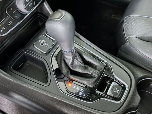 Used 2019 Jeep Cherokee Limited FWD image 25