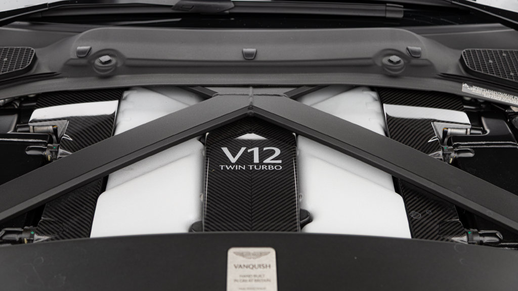 Used 2025 Aston Martin Vanquish RWD image 32