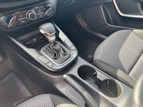 Used 2025 Kia Soul LX w/ LX Technology Package FWD image 38