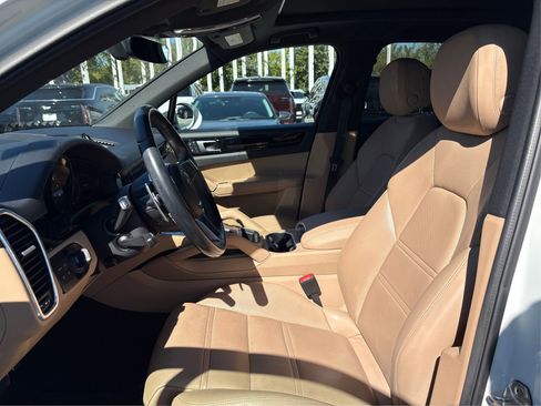 Used 2022 Porsche Cayenne image 9