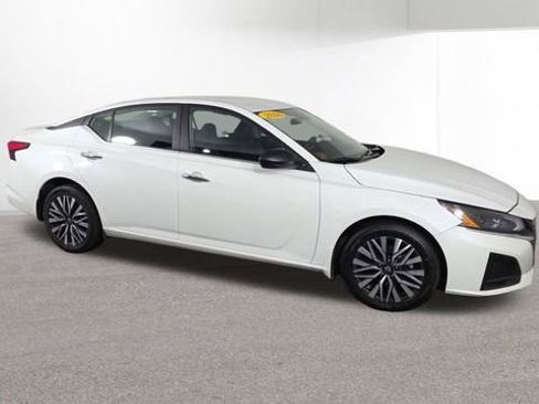 Used 2024 Nissan Altima 2.5 SV image 2