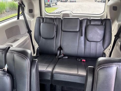 Used 2014 Chrysler Town & Country Touring FWD image 14