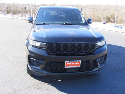 Used 2023 Jeep Grand Cherokee Altitude image 2