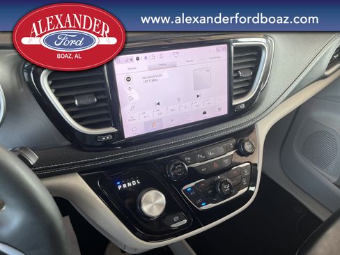 Used 2023 Chrysler Pacifica Touring-L image 27