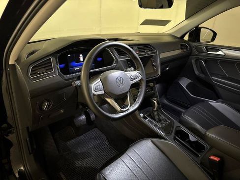 Used 2022 Volkswagen Tiguan SE w/ Panoramic Sunroof Package FWD image 4