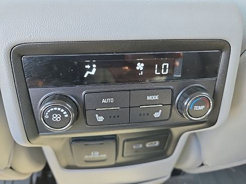 Used 2023 GMC Acadia SLT w/ Preferred Package image 14