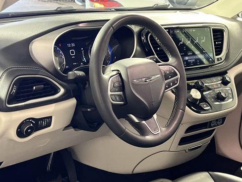 Used 2023 Chrysler Pacifica Touring-L image 16