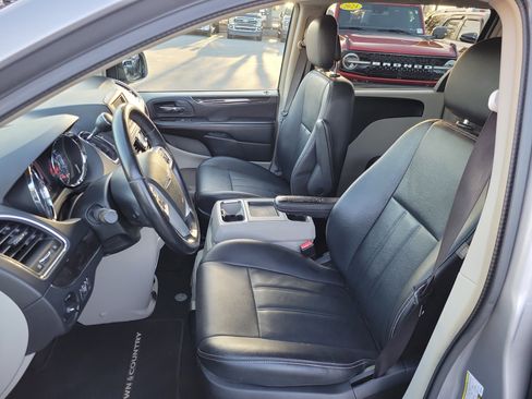 Used 2016 Chrysler Town & Country Touring image 8