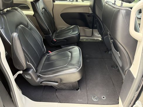 Used 2022 Chrysler Pacifica Limited FWD image 24