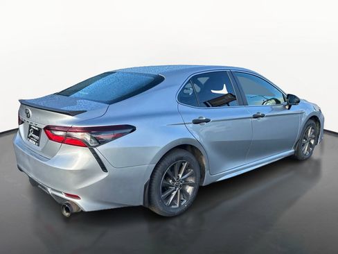 Used 2021 Toyota Camry SE FWD image 3